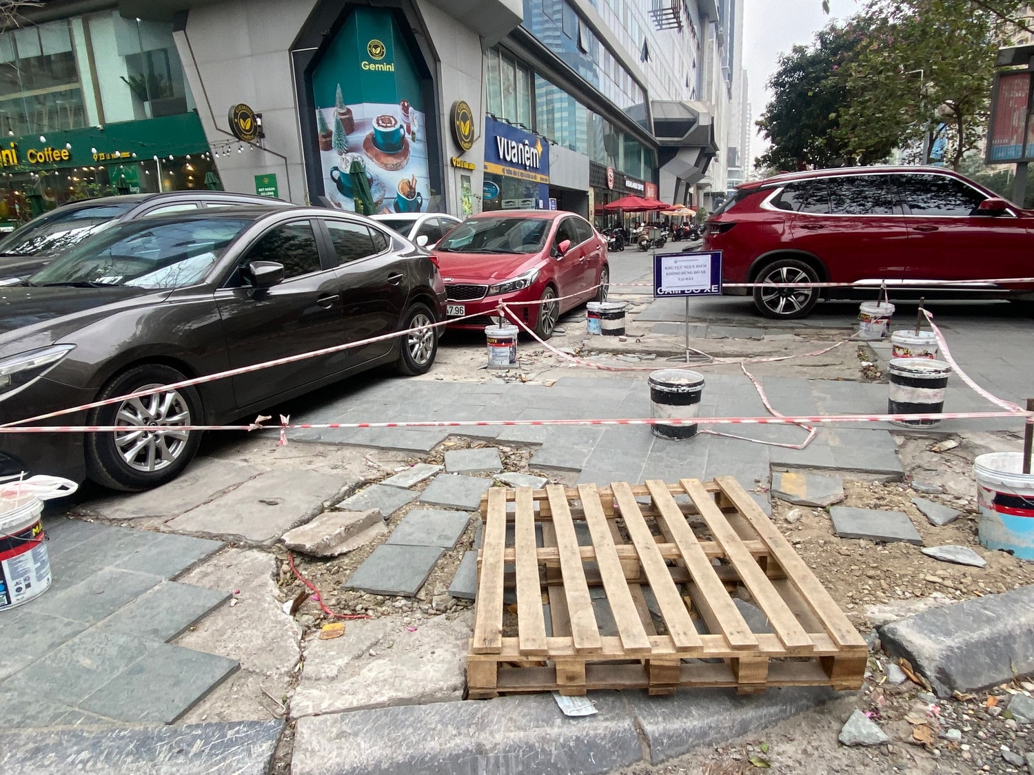 “Nghẹt thở” lòng đường, vỉa hè đằng sau khu đô thị Star City Lê Văn Lương -0