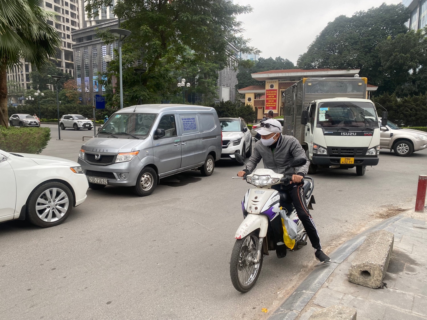 “Nghẹt thở” lòng đường, vỉa hè đằng sau khu đô thị Star City Lê Văn Lương -3