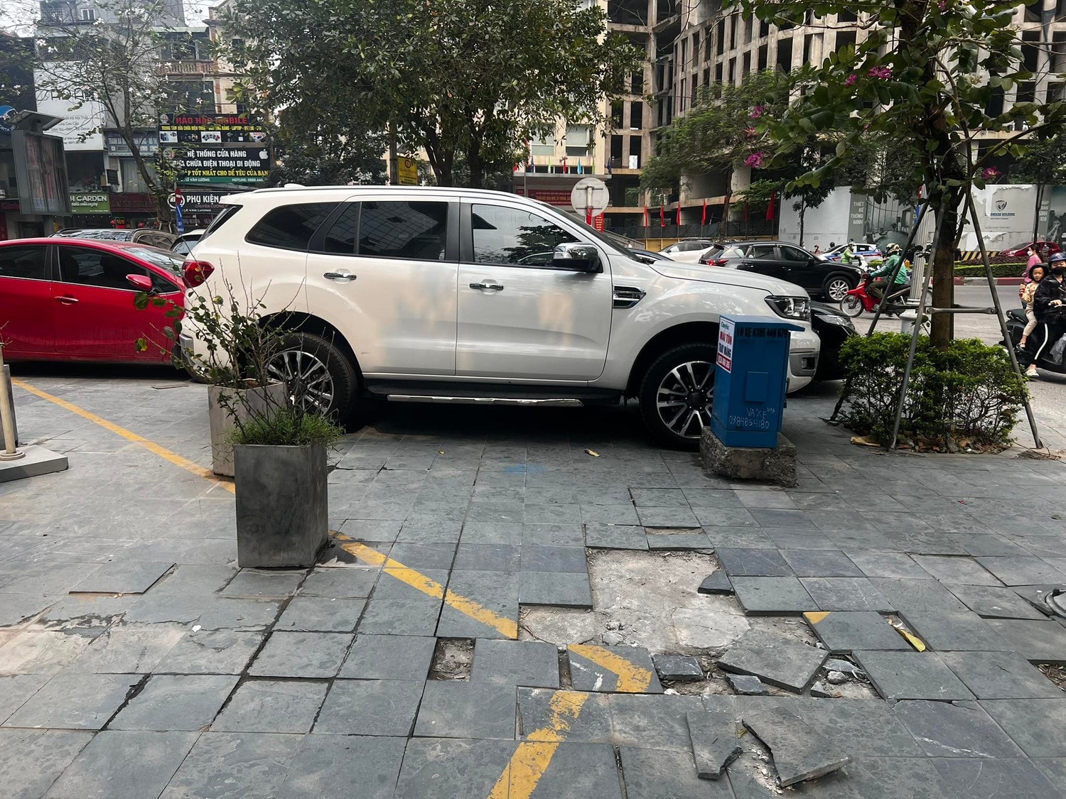 “Nghẹt thở” lòng đường, vỉa hè đằng sau khu đô thị Star City Lê Văn Lương -0