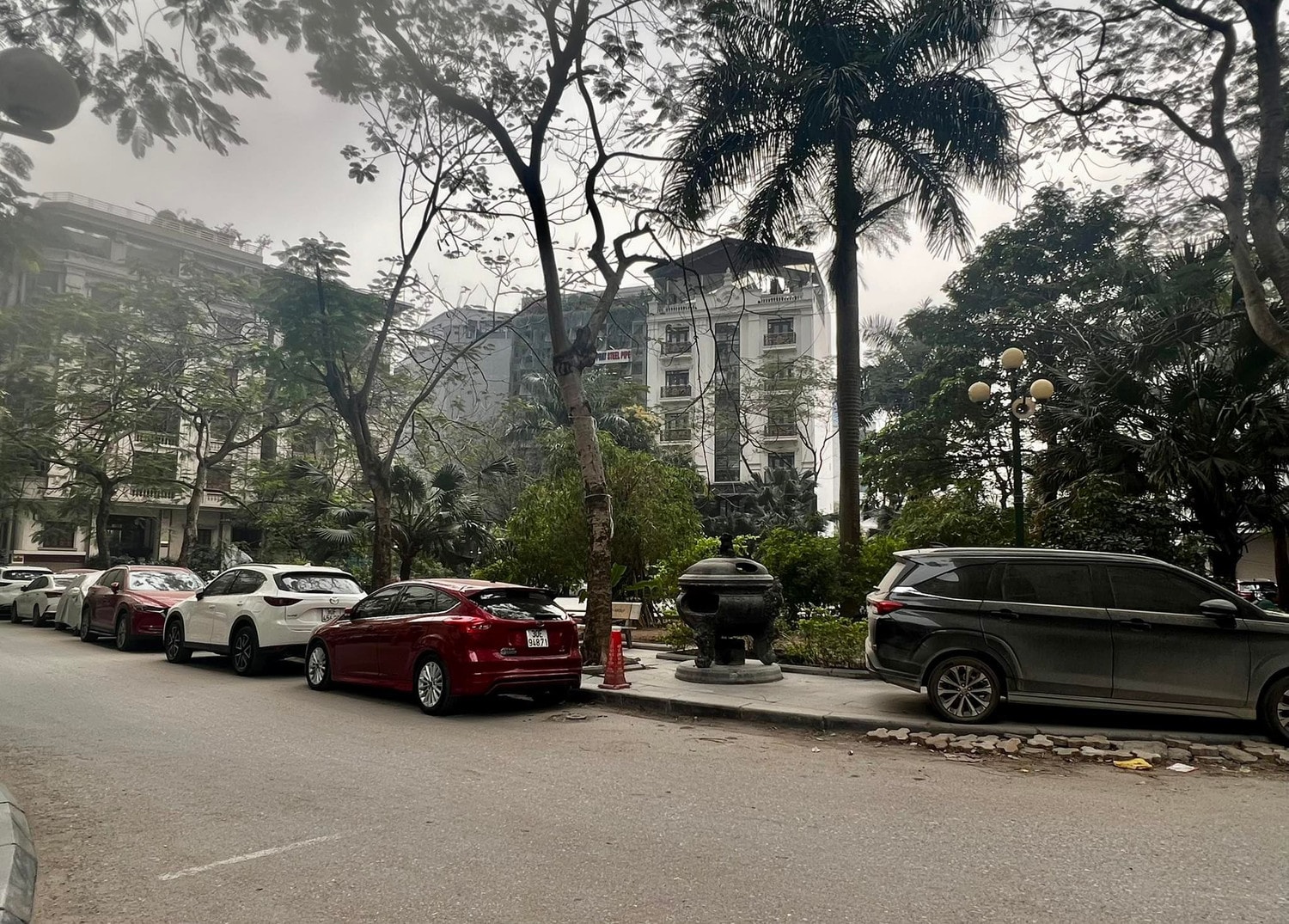 “Nghẹt thở” lòng đường, vỉa hè đằng sau khu đô thị Star City Lê Văn Lương -2