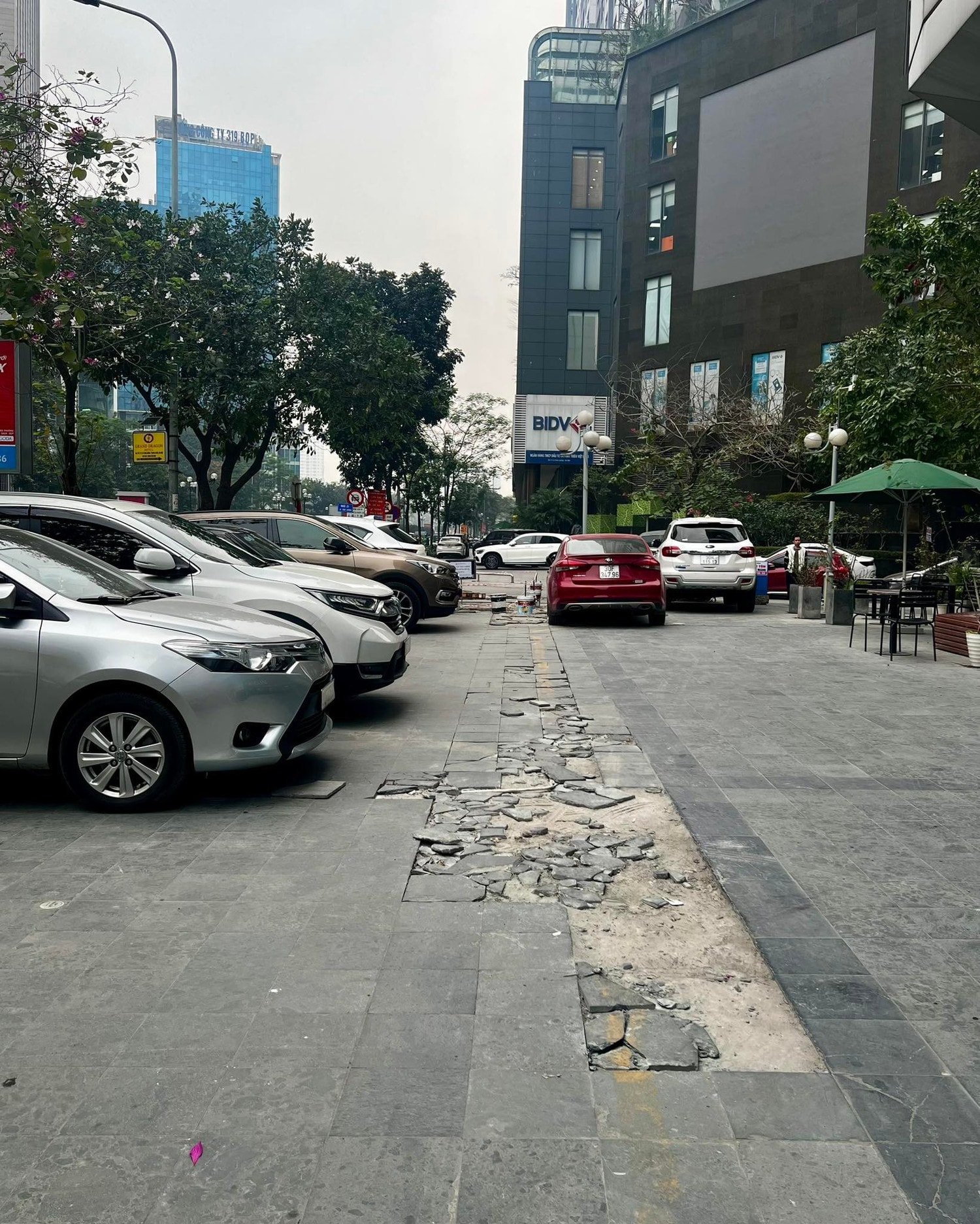 “Nghẹt thở” lòng đường, vỉa hè đằng sau khu đô thị Star City Lê Văn Lương -2