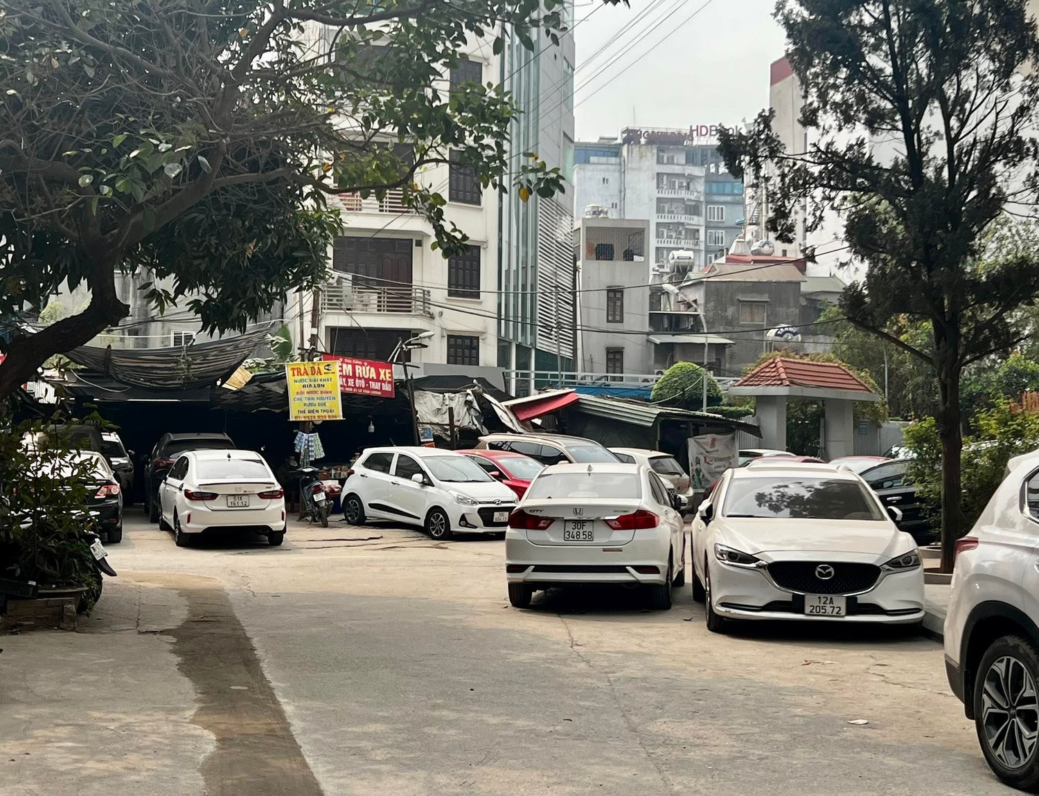 “Nghẹt thở” lòng đường, vỉa hè đằng sau khu đô thị Star City Lê Văn Lương -0