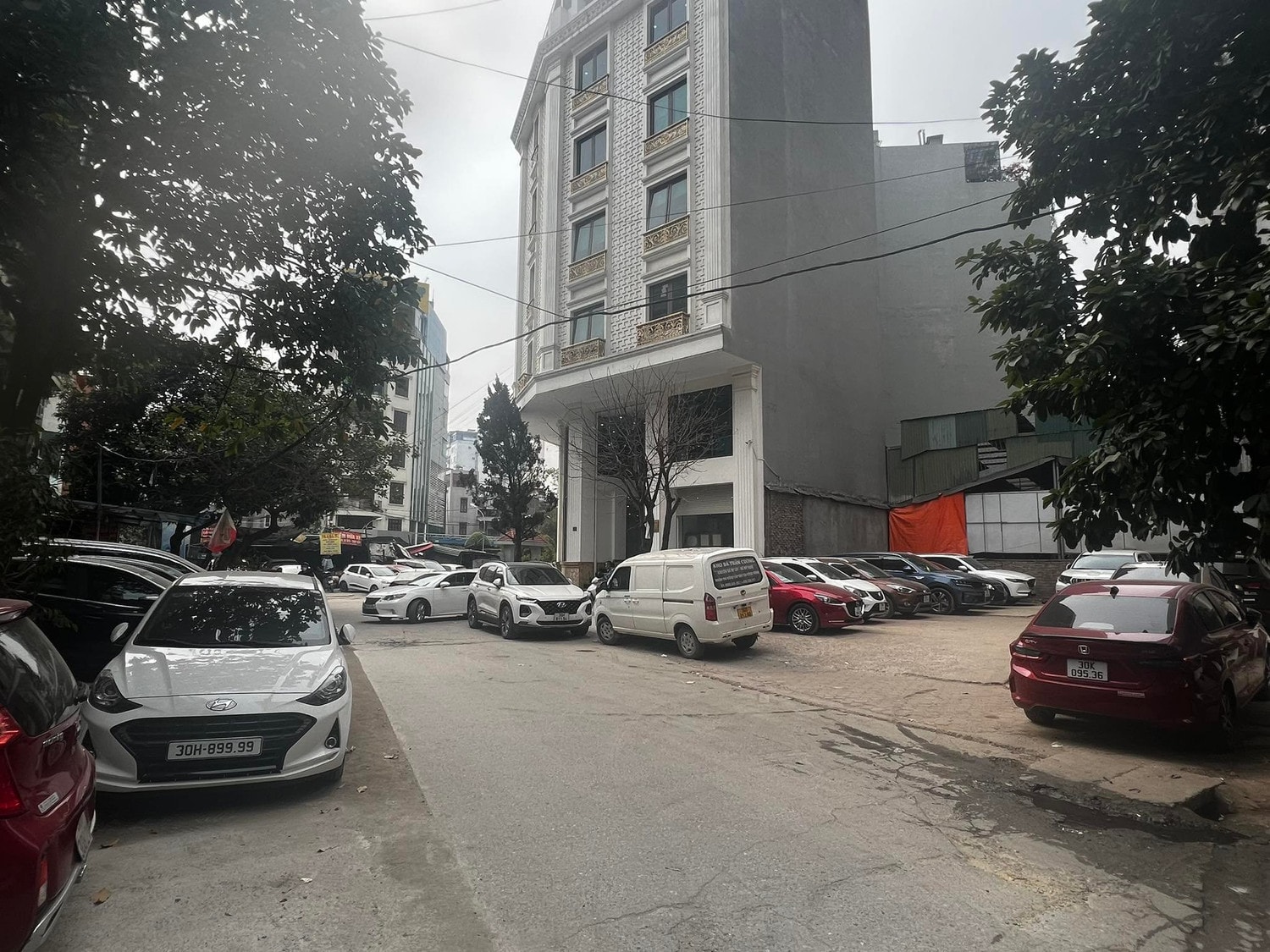 “Nghẹt thở” lòng đường, vỉa hè đằng sau khu đô thị Star City Lê Văn Lương -2