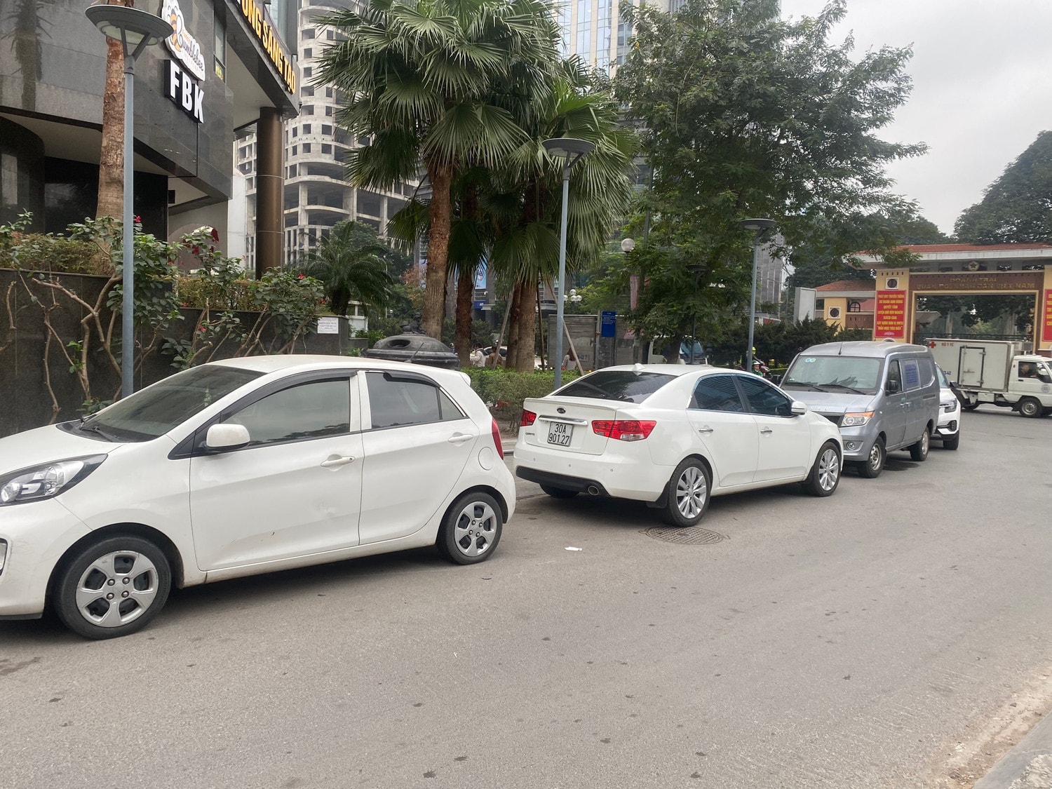 “Nghẹt thở” lòng đường, vỉa hè đằng sau khu đô thị Star City Lê Văn Lương -6