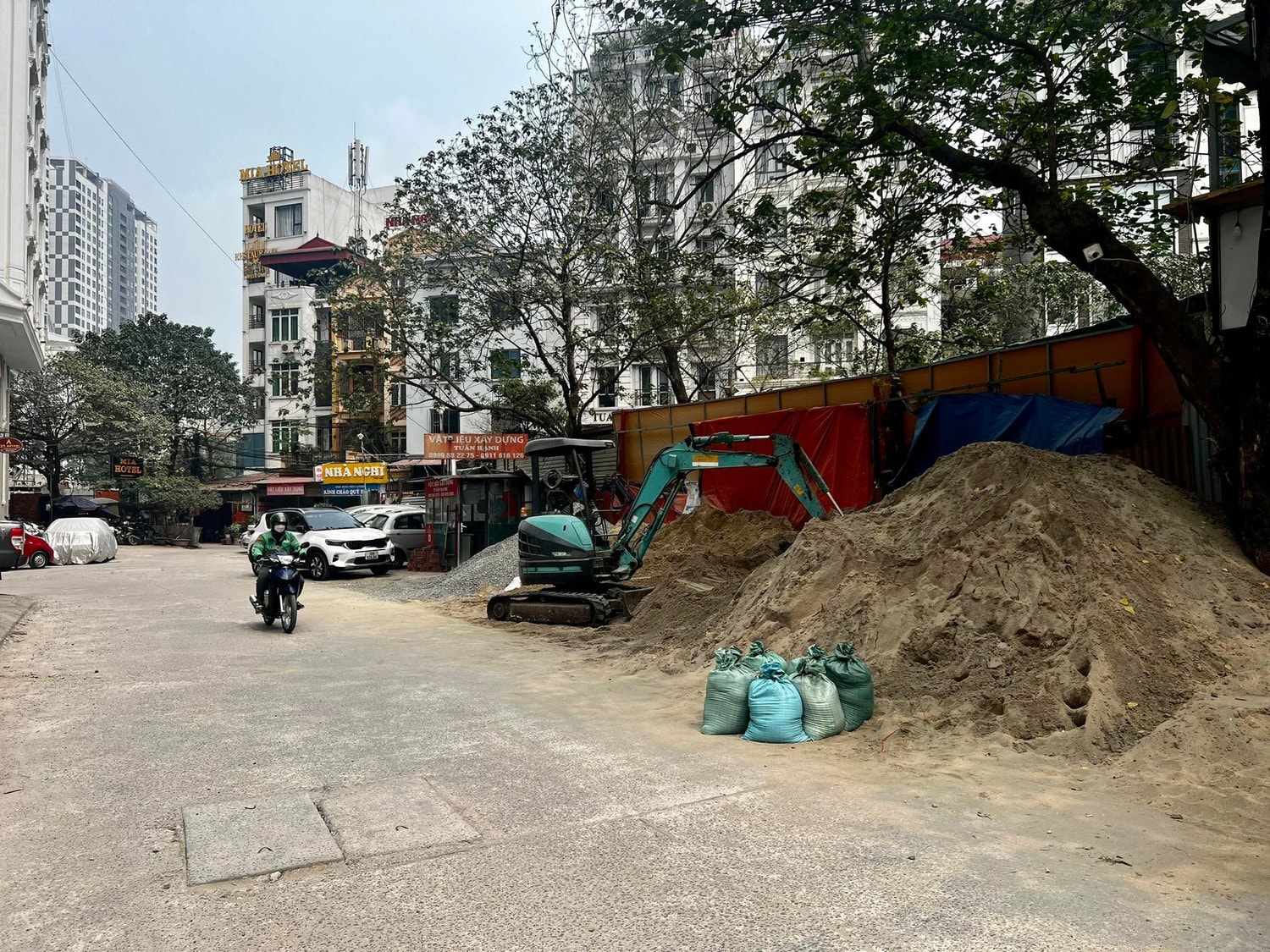 “Nghẹt thở” lòng đường, vỉa hè đằng sau khu đô thị Star City Lê Văn Lương -0