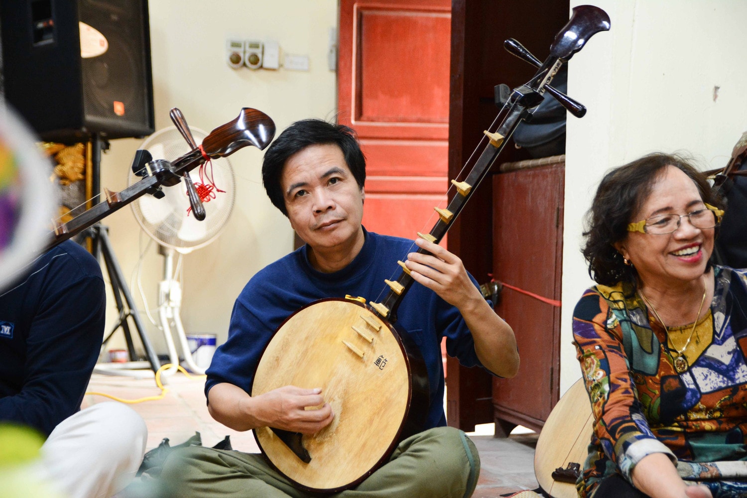 Nghệ sỹ Tuyết Tuyết: Người “được chọn” theo nghiệp chầu văn -1