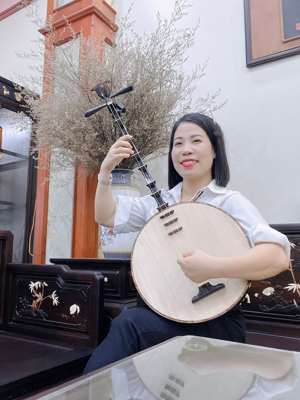 Nghệ sỹ Tuyết Tuyết: Người “được chọn” theo nghiệp chầu văn -0