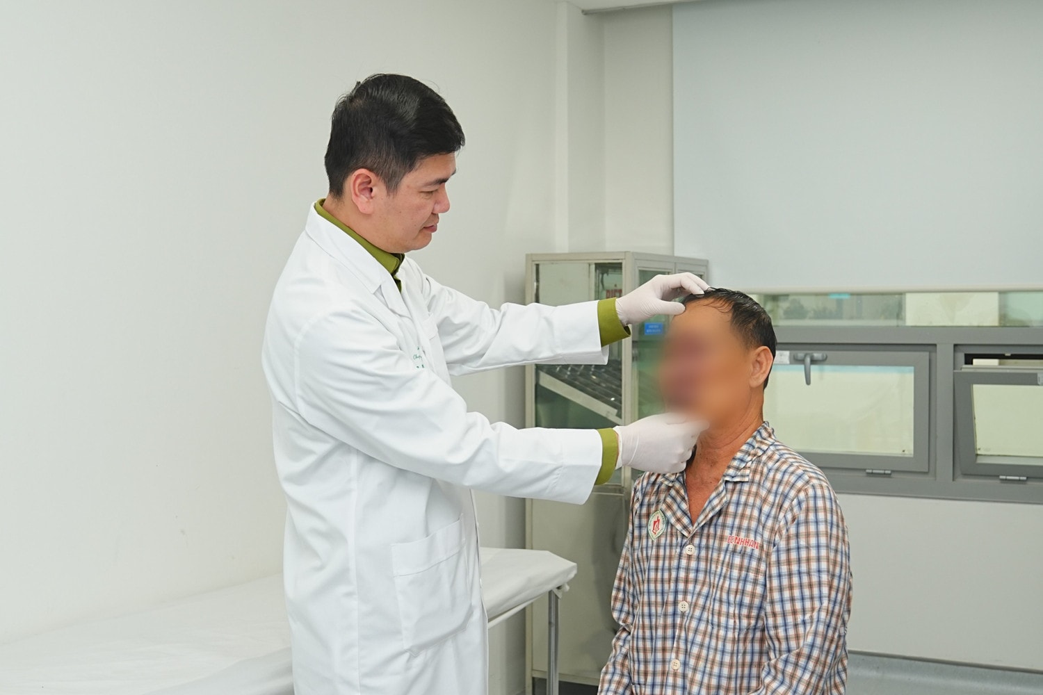 Người đàn ông 74 tuổi có khối u như “chùm nho” trên mặt -0