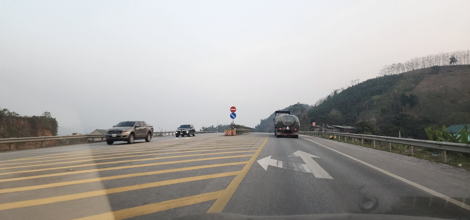 Nhiều bất cập trên tuyến Nội bài - Lào Cai: Cao tốc nhưng thấp tốc -0