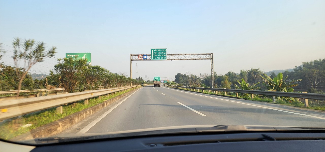 Nhiều bất cập trên tuyến Nội bài - Lào Cai: Cao tốc nhưng thấp tốc -0