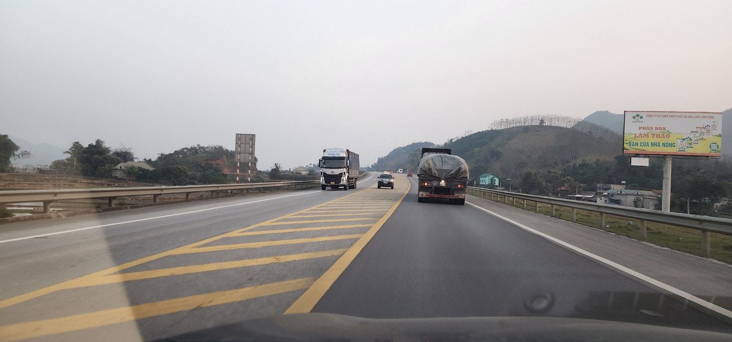 Nhiều bất cập trên tuyến Nội bài - Lào Cai: Cao tốc nhưng thấp tốc -0
