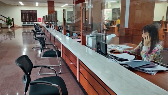 Kho bạc Nhà nước tỉnh Quảng Bình hầu như vắng khách nhờ đẩy mạnh dịch vụ công trực tuyến.