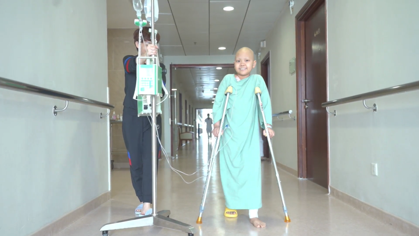 Vinmec thực hiện ca thay khớp tăng trưởng đầu tiên tại Việt Nam cho bệnh nhi ung thư xương -0