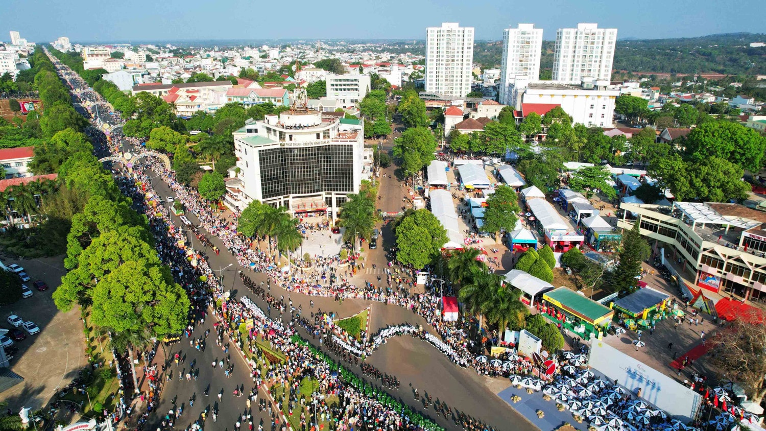 Đắk Lắk: Lễ hội Cà phê Buôn Ma Thuột - Đặc sắc Lễ hội Đường phố -0