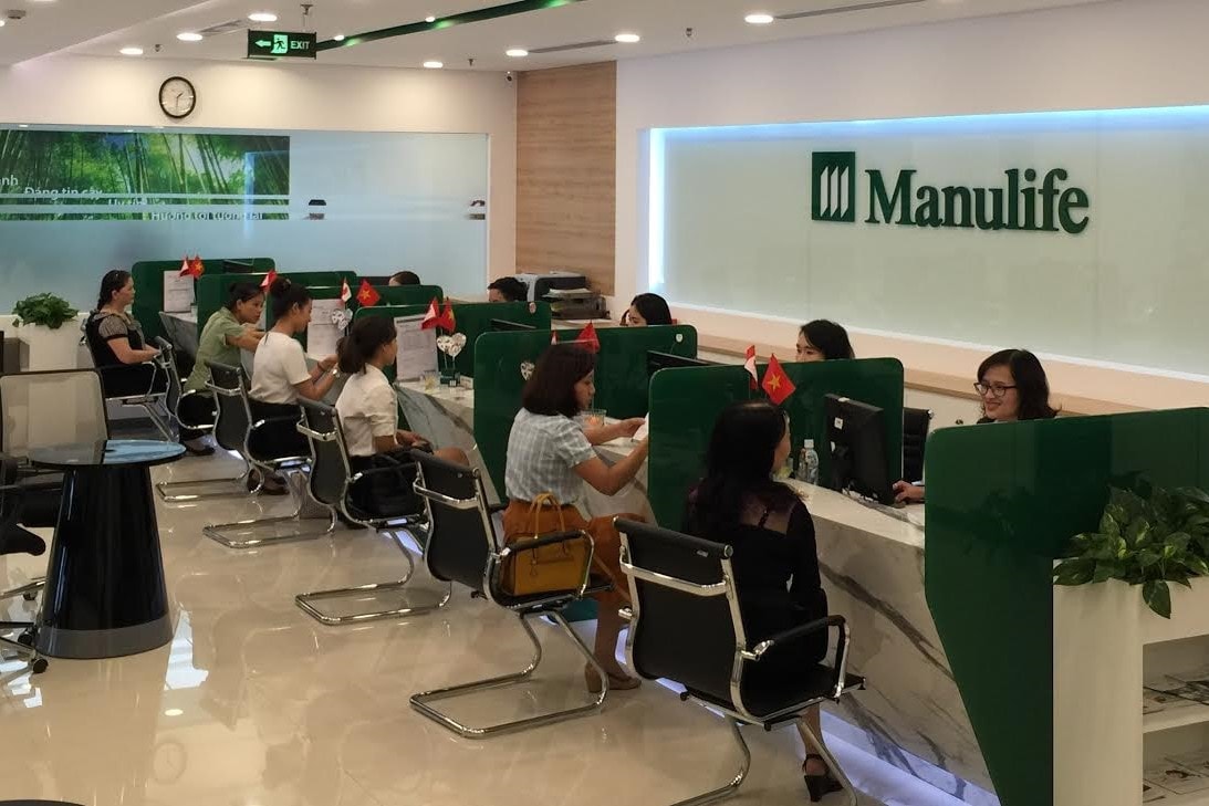Ra ngân hàng gửi tiền tiết kiệm, bỗng thành mua bảo hiểm nhân thọ Manulife -0