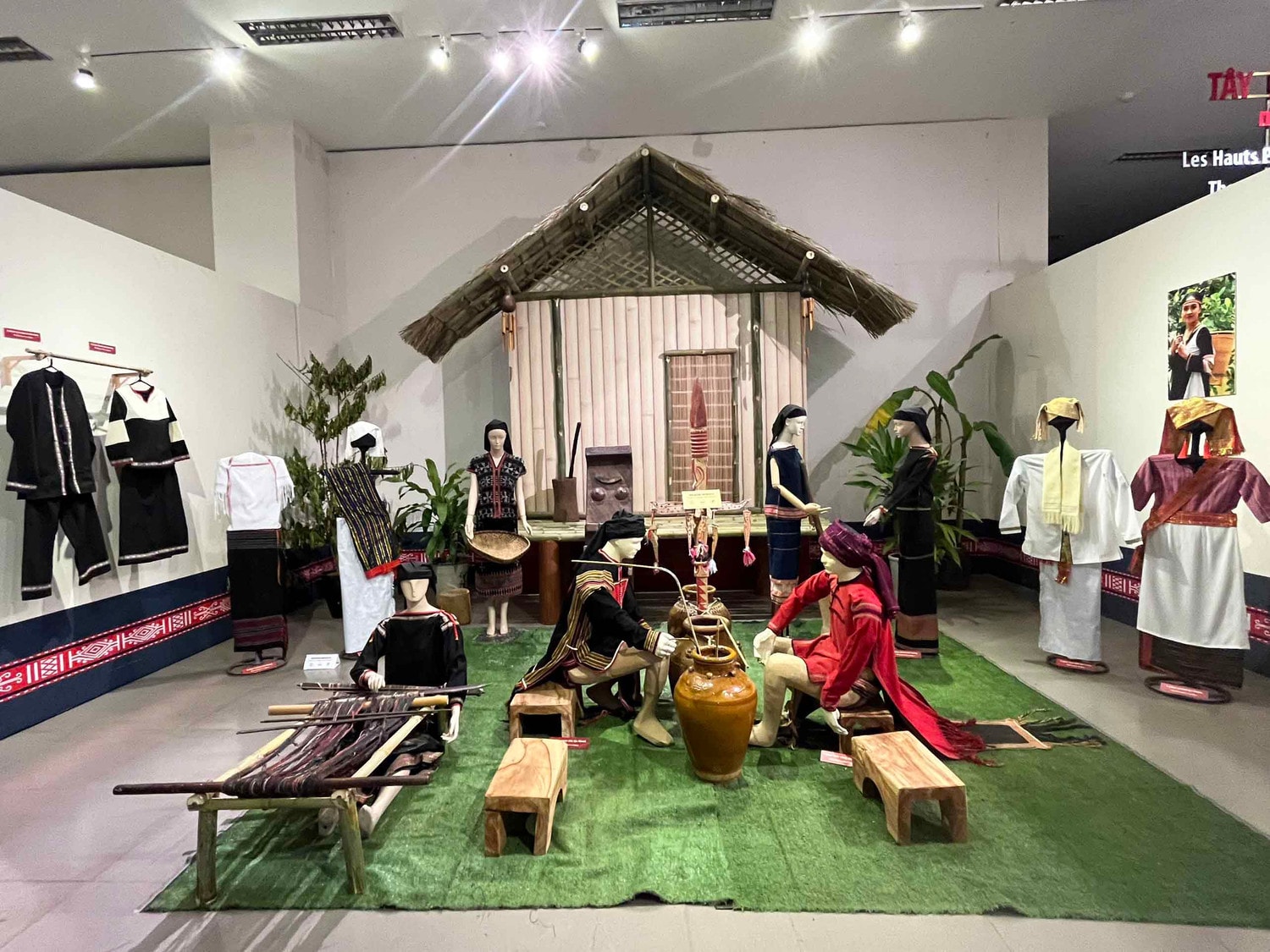 Trưng bày màu trang phục truyền thống 49 dân tộc ở Đăk Lăk -0