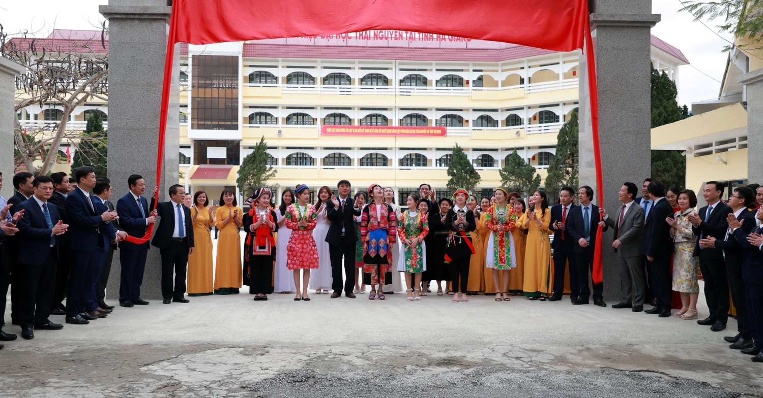 Bộ trưởng Bộ Giáo dục và Đào tạo Nguyễn Kim Sơn và Bí thư Tỉnh uỷ Hà Giang Đặng Quốc Khánh cùng các đại biểu cắt băng khánh thành Thành lập Phân hiệu Đại học Thái Nguyên tại Hà Giang -0