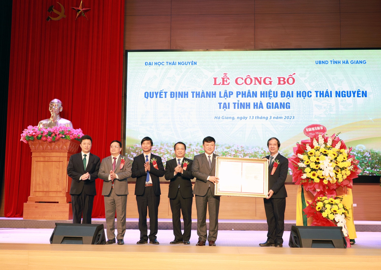 Bộ trưởng Bộ Giáo dục và Đào Tạo Nguyễn Kim Sơn trao Quyết định thành lập Phân hiệu Đại học Thái Nguyên tại Hà Giang Thành lập Phân hiệu Đại học Thái Nguyên tại Hà Giang -0