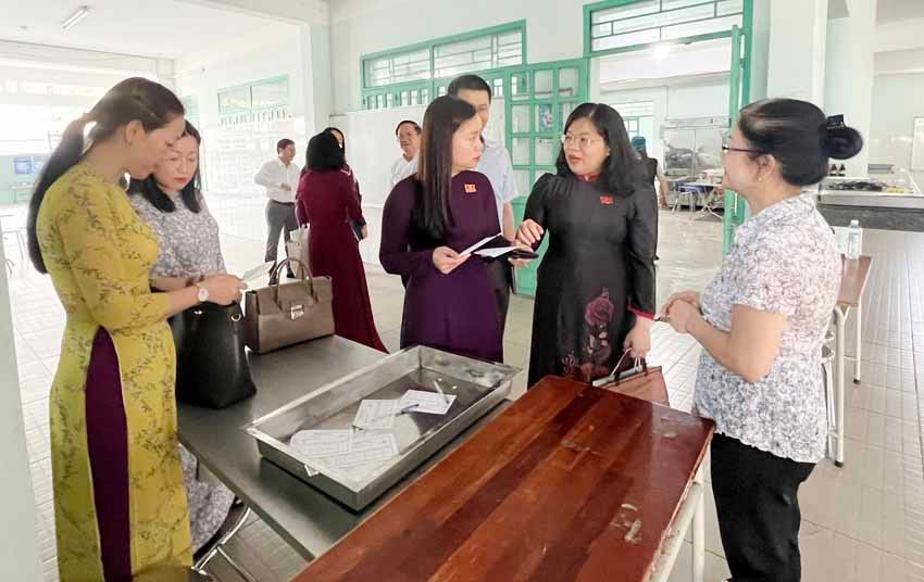 Đoàn giám sát HĐND tỉnh Bình Dương giám sát việc thực hiện chính sách phát triển nguồn nhân lực tỉnh - ảnh H. VĂN