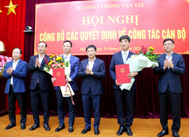 Lãnh đạo Bộ GTVT chúc mừng tân Chánh văn phòng Bộ và tân Vụ trưởng Vụ Quản lý doanh nghiệp