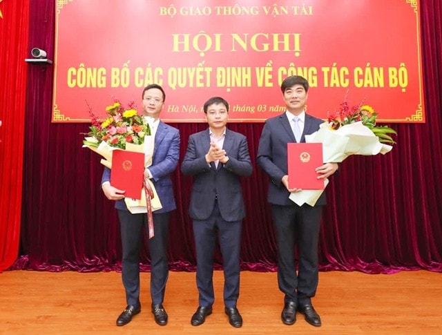 Bộ trưởng Bộ GTVT Nguyễn Văn Thắng trao Quyết định, chúc mừng hai đồng chí Uông Việt Dũng, Nguyễn Trí Đức