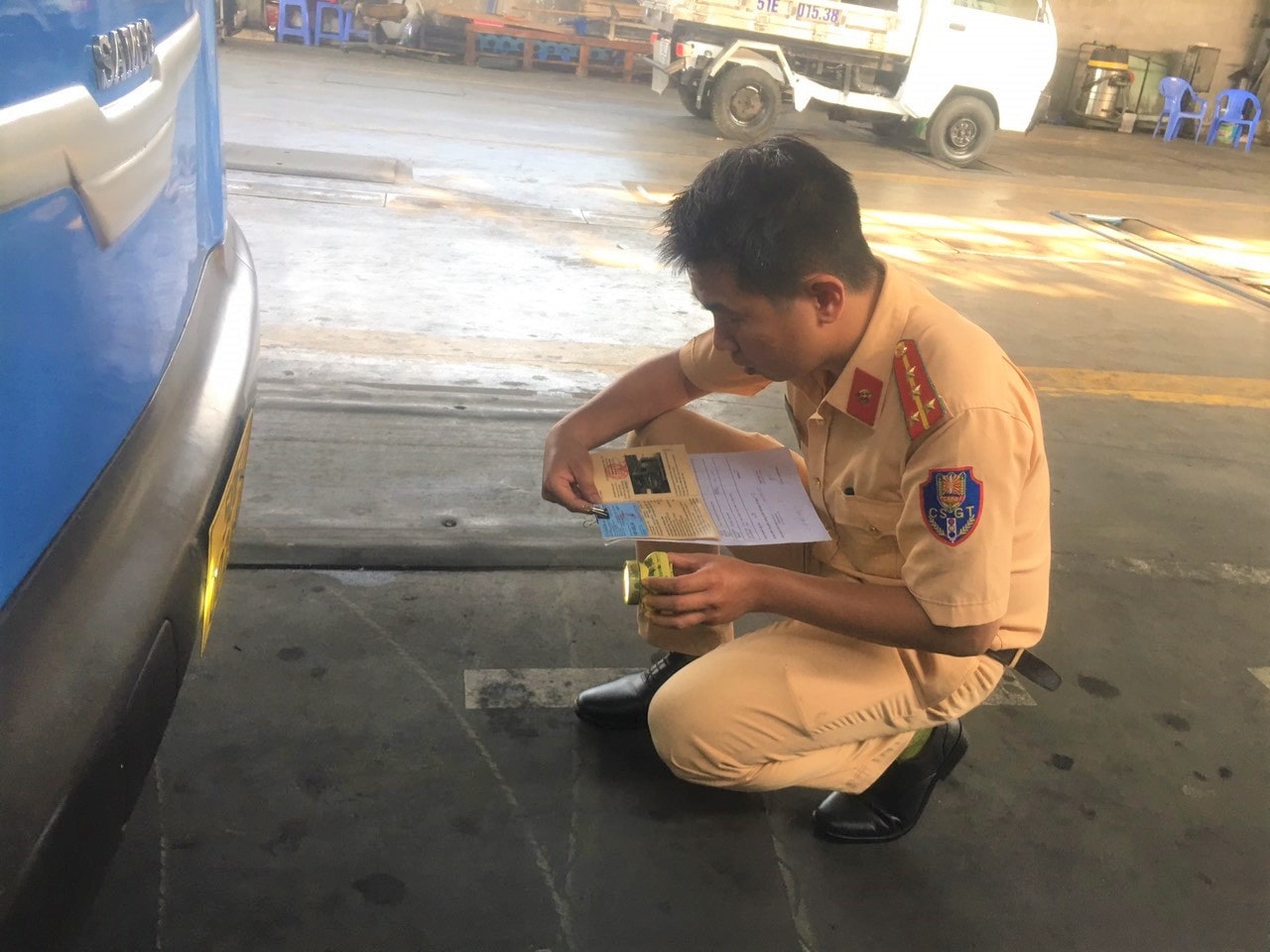 TP Hồ Chí Minh: Tài xế phấn khởi khi CSGT hỗ trợ đăng kiểm -0