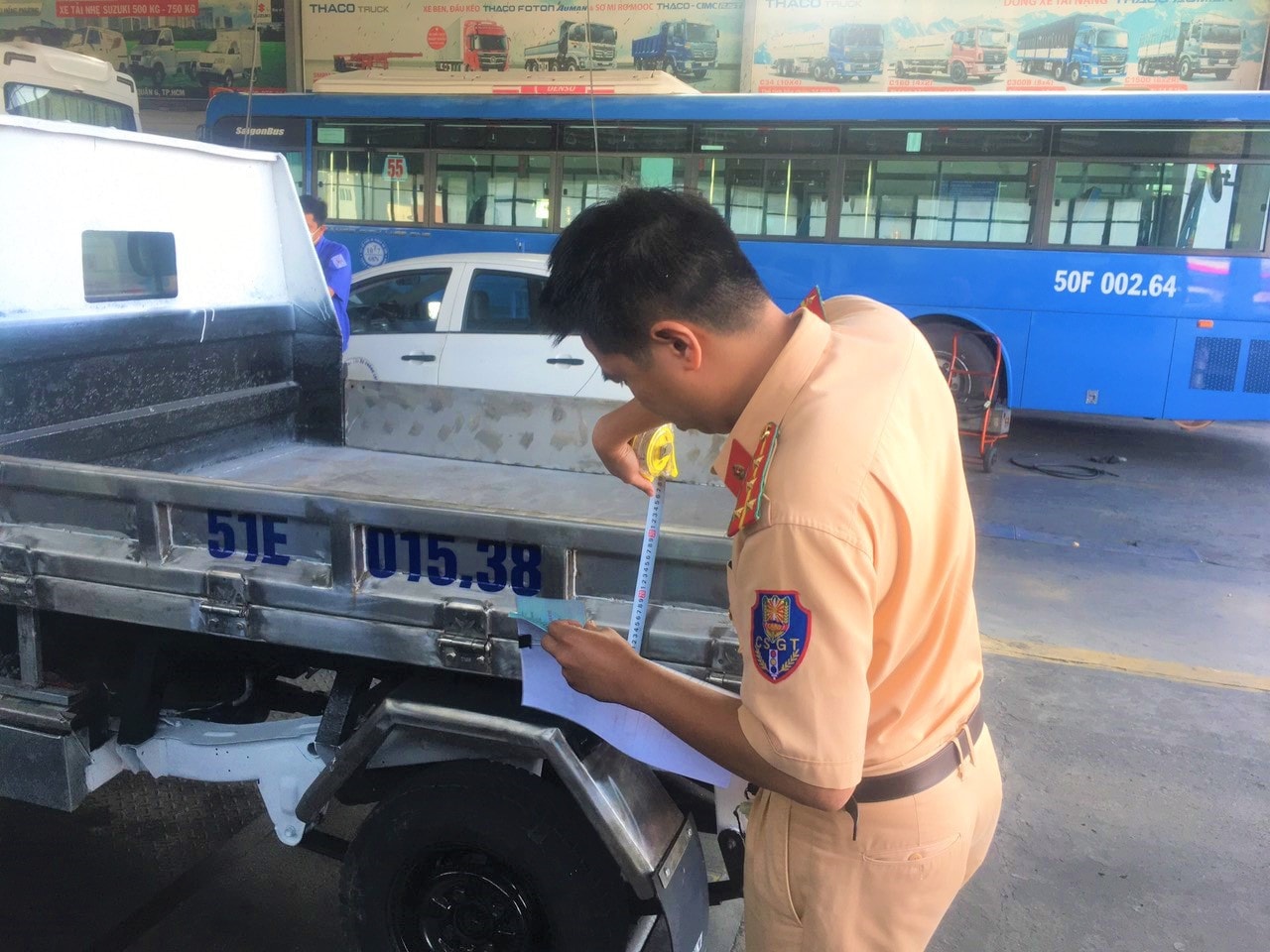 TP Hồ Chí Minh: Tài xế phấn khởi khi CSGT hỗ trợ đăng kiểm -0