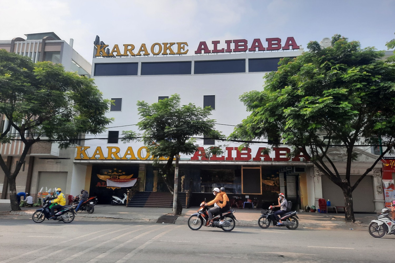 Nhà hàng karaoke nào đã vi phạm nghiêm trọng quy định phòng cháy chữa cháy, buộc phải dừng hoạt động? -0