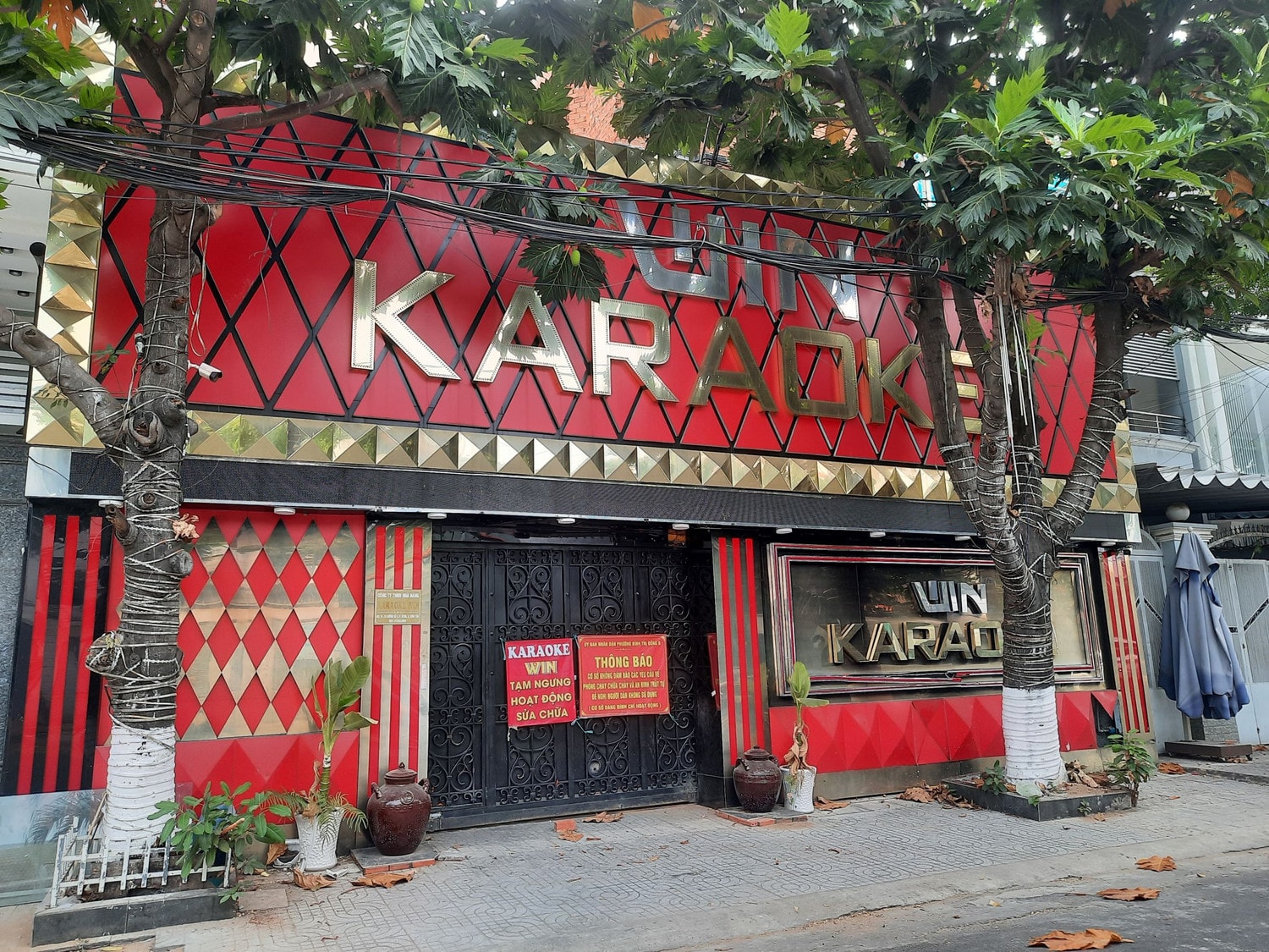Nhà hàng karaoke nào đã vi phạm nghiêm trọng quy định phòng cháy chữa cháy, buộc phải dừng hoạt động? -0