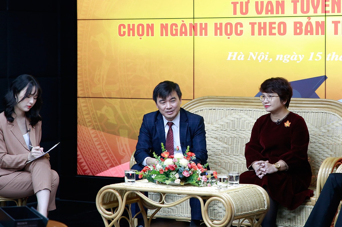 MC: Vậy quan điểm từ phía các trường đại học thì sao. Theo đại diện các trường, thí sinh nên chọn ngành hay chọn trường? Xin mời Giám đốc Học viện Chính sách và Phát triển, PGS.TS Trần Trọng Nguyên?
