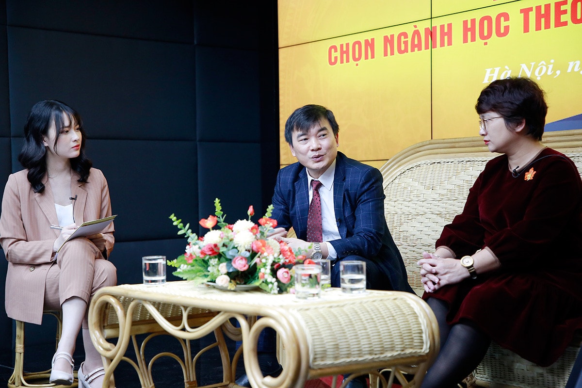 MC: Rất nhiều sinh viên sau khi học đại học được 1-2 năm rồi mới thấy mình không phù hợp ngành đã chọn. Trong trường hợp này, Học viện có chính sách gì để các bạn có cơ hội chọn lại không thưa các khách mời?