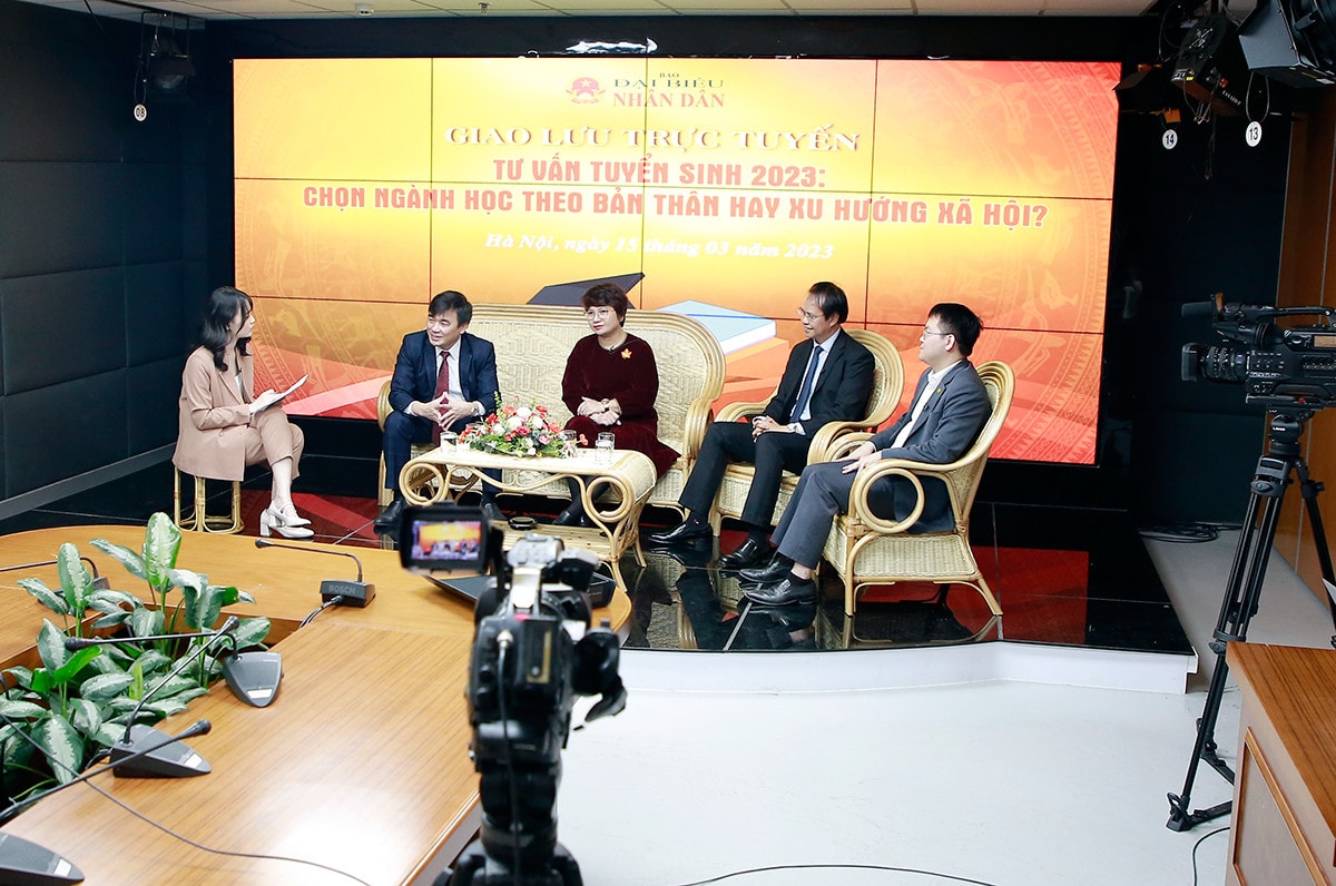 MC: Bạn đọc Hà Cường, Yên Bái hỏi: Năm nay, em được biết nhiều trường đại học giảm chỉ tiêu với phương thức xét tuyển theo điểm thi tốt nghiệp THPT, tăng chỉ tiêu cho những phương thức xét tuyển khác. Vậy dự đoán điểm trúng tuyển theo phương thức xét điểm thi tốt nghiệp THPT có khả năng tăng nhiều hay không ạ? Xin thầy cô đưa ra lời khuyên với thí sinh chỉ xét tuyển theo phương thức này để tăng cơ hội trúng tuyển? Xin thêm ý kiến từ PGS.TS 