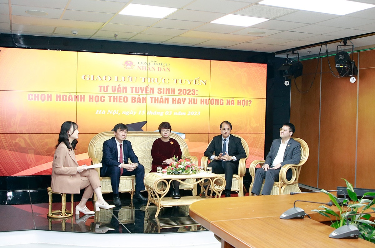 Đang diễn ra Giao lưu trực tuyến: “Thí sinh chọn ngành học theo bản thân hay xu hướng xã hội? -1