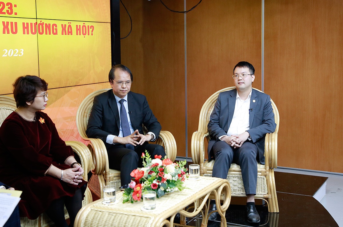 MC: Theo các khách mời, với thời đại công nghệ số hiện nay, nhất là sau khi phần mềm ChatGPT ra đời báo hiệu nhiều ngành nghề mất đi và xuất hiện nhiều ngành mới. Vậy những ngành học nào có tiềm năng phát triển, tạo nhiều cơ hội việc làm cho người lao động trong tương lai?