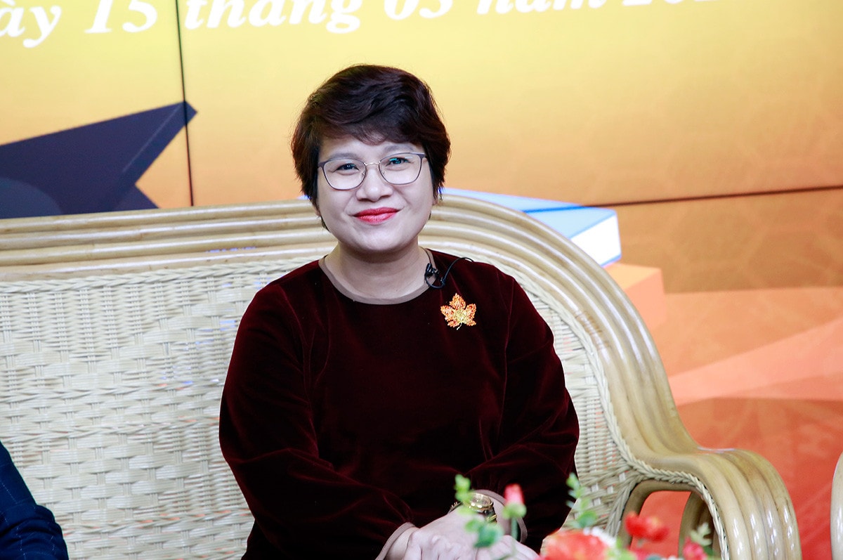 MC: Năm nay, nhiều trường tổ chức kỳ thi riêng và xét tuyển theo điểm thi của kỳ thi riêng. Bà có thể đưa ra lời khuyên, các em nên lựa chọn như thế nào? Có nên tham gia vào nhiều kỳ thi riêng hay không? 