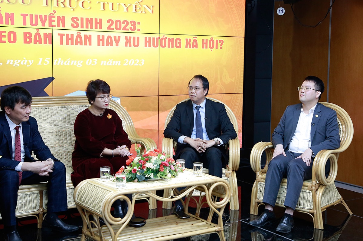 MC: Câu hỏi của bạn đọc Hoàng Hiệp, 17 tuổi, Hà Nội xin được hỏi thầy Nguyễn Phú Khánh: Thưa thầy, em yêu thích ngành công nghệ thông tin nhưng học toán không giỏi, thì em có cơ hội nào trúng tuyển không ạ?
