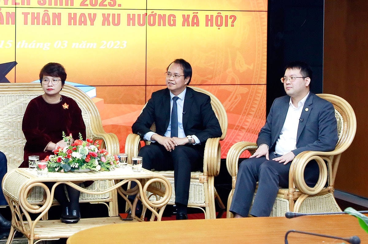 MC: Một số cơ sở đào tạo đưa ra quá nhiều phương thức xét tuyển. Theo thống kê của Bộ GD-ĐT, một số phương thức xét tuyển chưa hiệu quả, số thí sinh nhập học rất ít so với chỉ tiêu cũng như trong tổng số thí sinh nhập học. Vậy, năm nay các trường đưa ra phương thức xét tuyển ra sao?