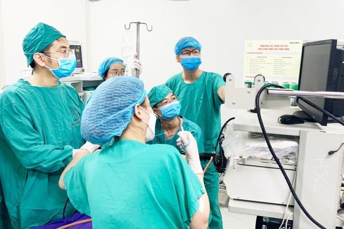 Vỏ đầu bút bi nằm sâu trong khí phế quản bé 7 tuổi -0