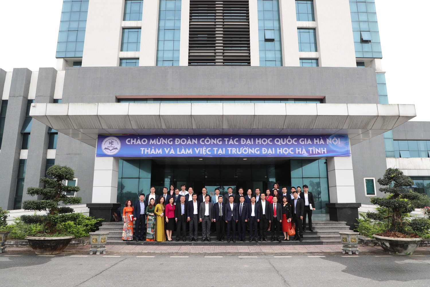 Đoàn công tác Đại học Quốc gia Hà Nội tới thăm và làm việc với Trường ĐH Hà Tĩnh Xây dựng đề án Trường ĐH Hà Tĩnh trở thành trường thành viên ĐH Quốc gia Hà Nội -0