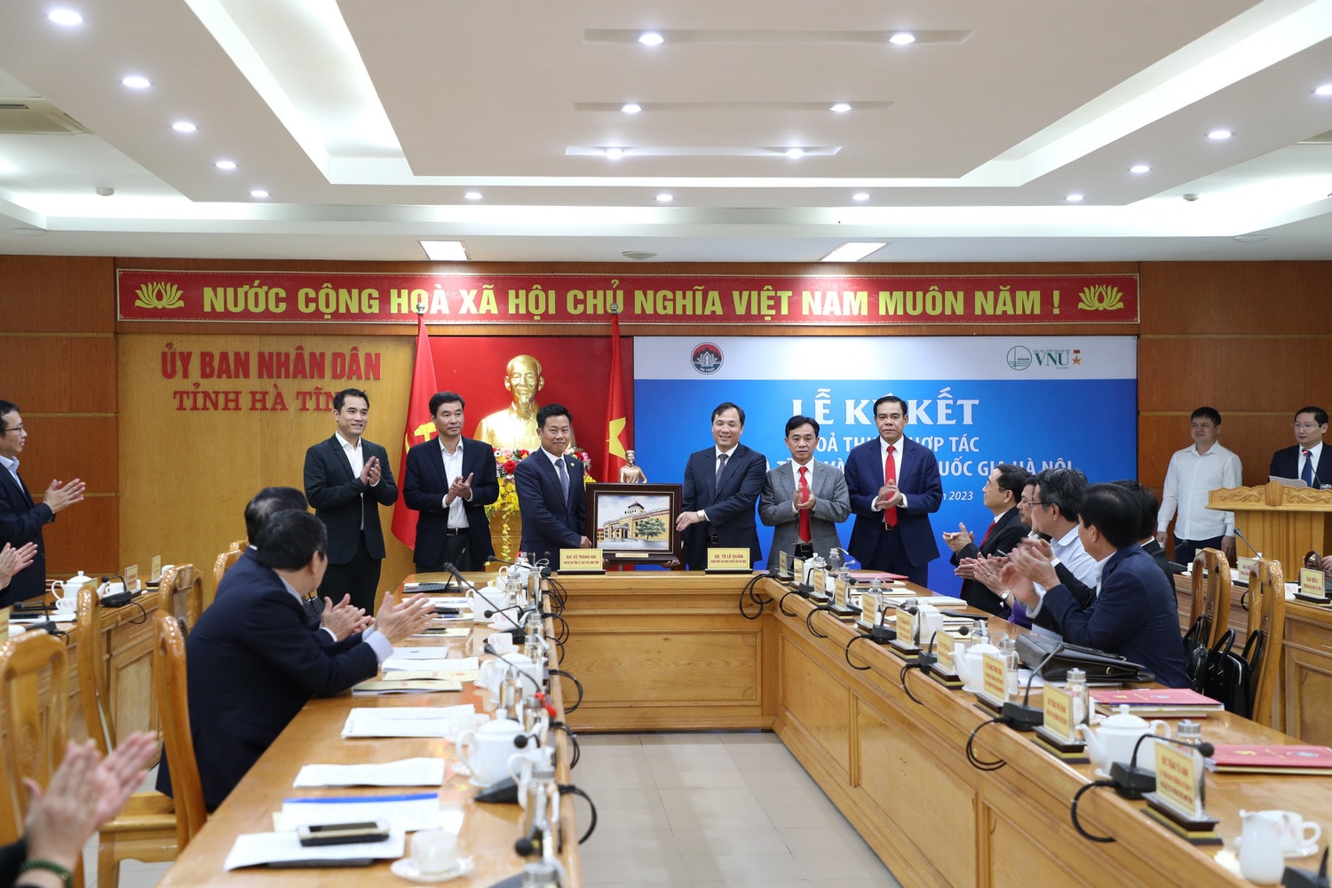 Đại học Quốc gia Hà Nội ký kết thỏa thuận hợp tác toàn diện song phương với tỉnh Hà Tĩnh trong giai đoạn 2023 -2027 Xây dựng đề án Trường ĐH Hà Tĩnh trở thành trường thành viên ĐH Quốc gia Hà Nội -0