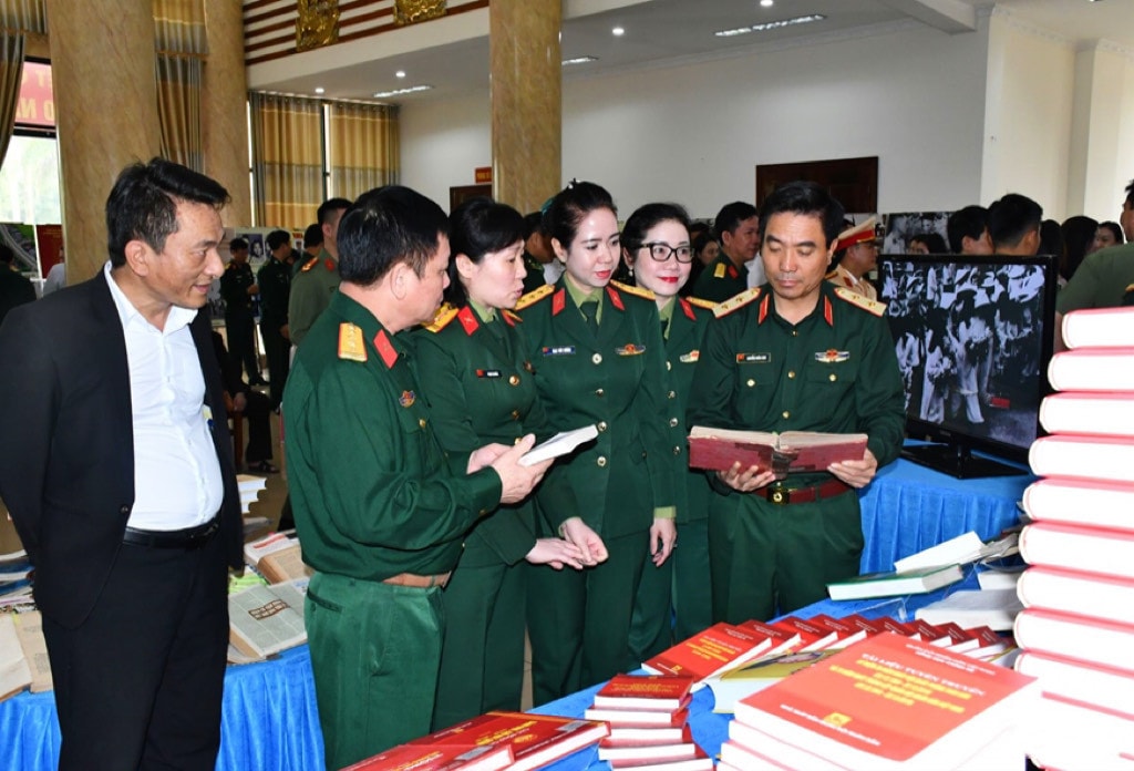 Các đại biểu tham quan gian trưng bày các tài liệu, nghiên cứu về Đại tướng Chu Huy Mân. Hội thảo khoa học “Đại tướng Chu Huy Mân - Nhà chính trị, quân sự xuất sắc của cách mạng Việt Nam, người con ưu tú của quê hương Nghệ An” -0