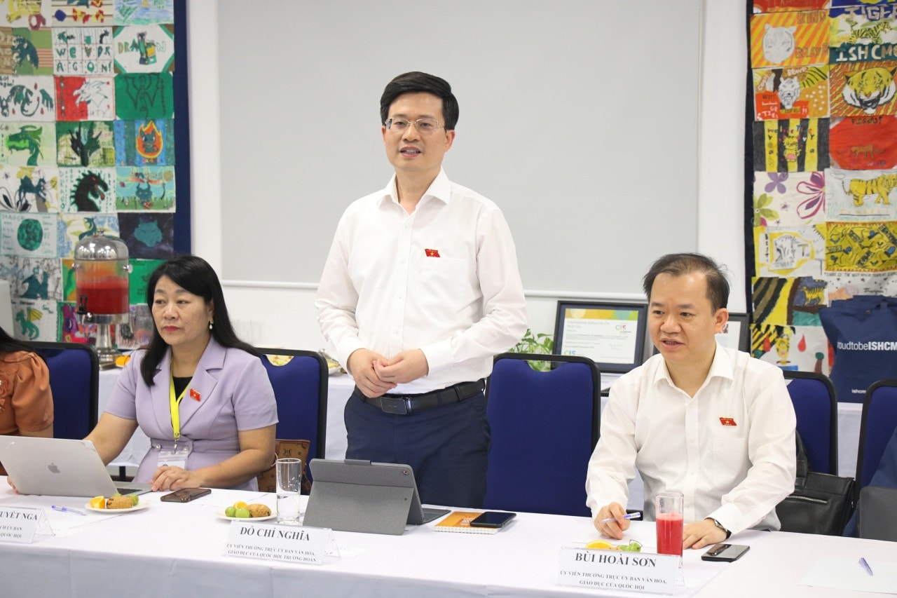 Ủy viên Thường trực Ủy ban Văn hóa, Giáo dục Đỗ Chí Nghĩa phát biểu tại buổi làm việc Đoàn giám sát của Ủy ban Thường vụ Quốc hội làm việc với một số cơ sở giáo dục tại TP. Hồ Chí Minh -0