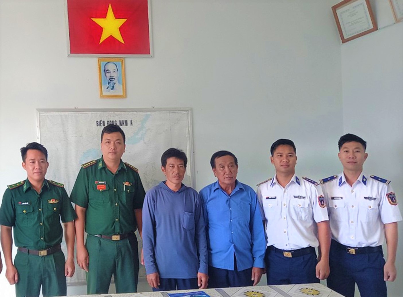 Bộ Tư lệnh Vùng Cảnh sát biển 3 bàn giao 2 thuyền viên của sà lan bị nạn trên vùng biển tỉnh Bình Thuận cho Đồn Biên phòng cửa khẩu cảng Phú Quý