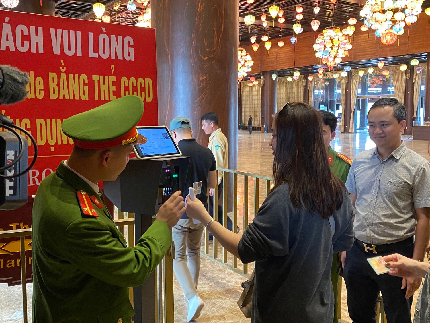 Công an huyện Kim Bảng (Hà Nam): Thử nghiệm máy đọc thẻ quét mã QR bằng thẻ CCCD, ứng dụng VNEID tại khu du lịch quốc gia Tam Chúc -0
