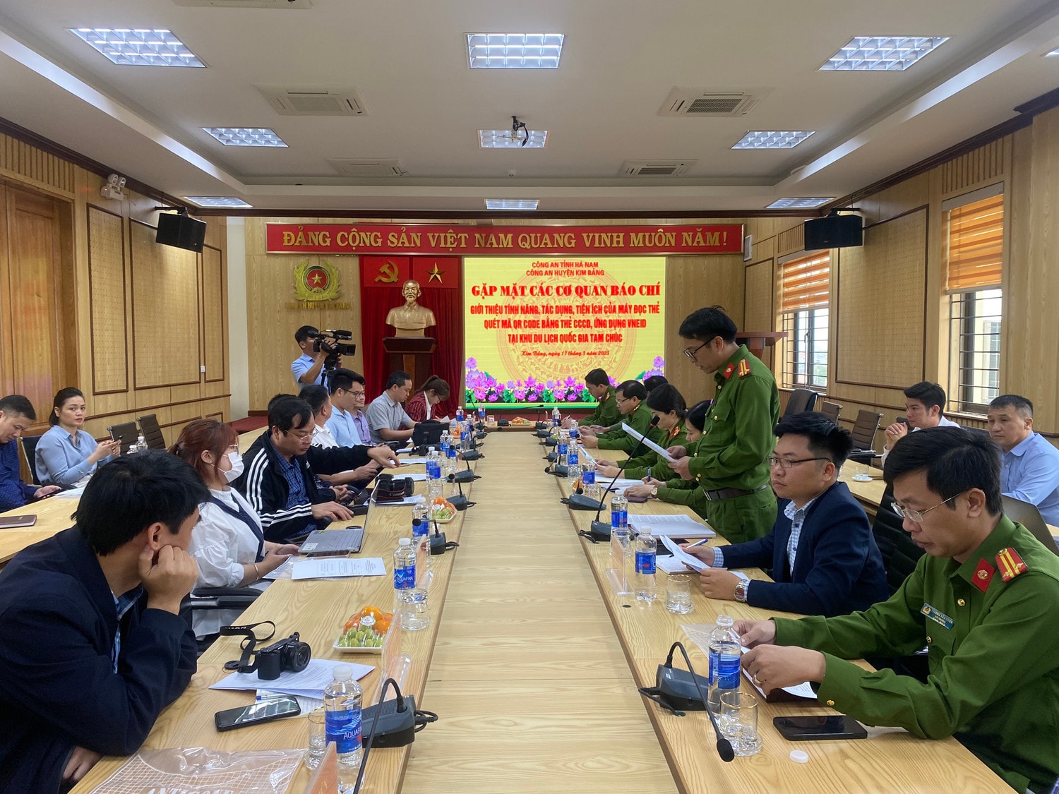 Công an huyện Kim Bảng (Hà Nam): Thử nghiệm máy đọc thẻ quét mã QR bằng thẻ CCCD, ứng dụng VNEID tại khu du lịch quốc gia Tam Chúc -0