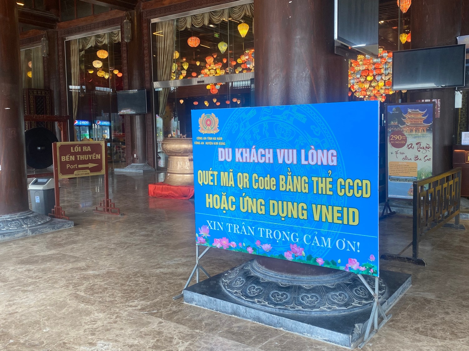 Công an huyện Kim Bảng (Hà Nam): Thử nghiệm máy đọc thẻ quét mã QR bằng thẻ CCCD, ứng dụng VNEID tại khu du lịch quốc gia Tam Chúc -0