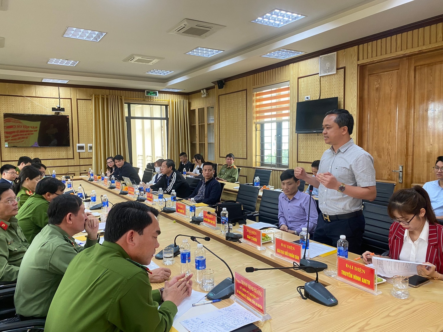 Công an huyện Kim Bảng (Hà Nam): Thử nghiệm máy đọc thẻ quét mã QR bằng thẻ CCCD, ứng dụng VNEID tại khu du lịch quốc gia Tam Chúc -0