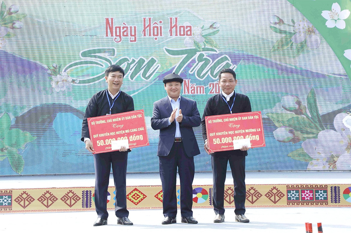 Khai mạc Ngày hội hoa Sơn tra năm 2023 -0