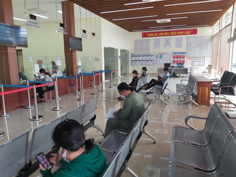 Người dân làm thủ tục đăng ký đất đai tại Bộ phận một cửa huyện Quốc Oai ( Ảnh ITN)