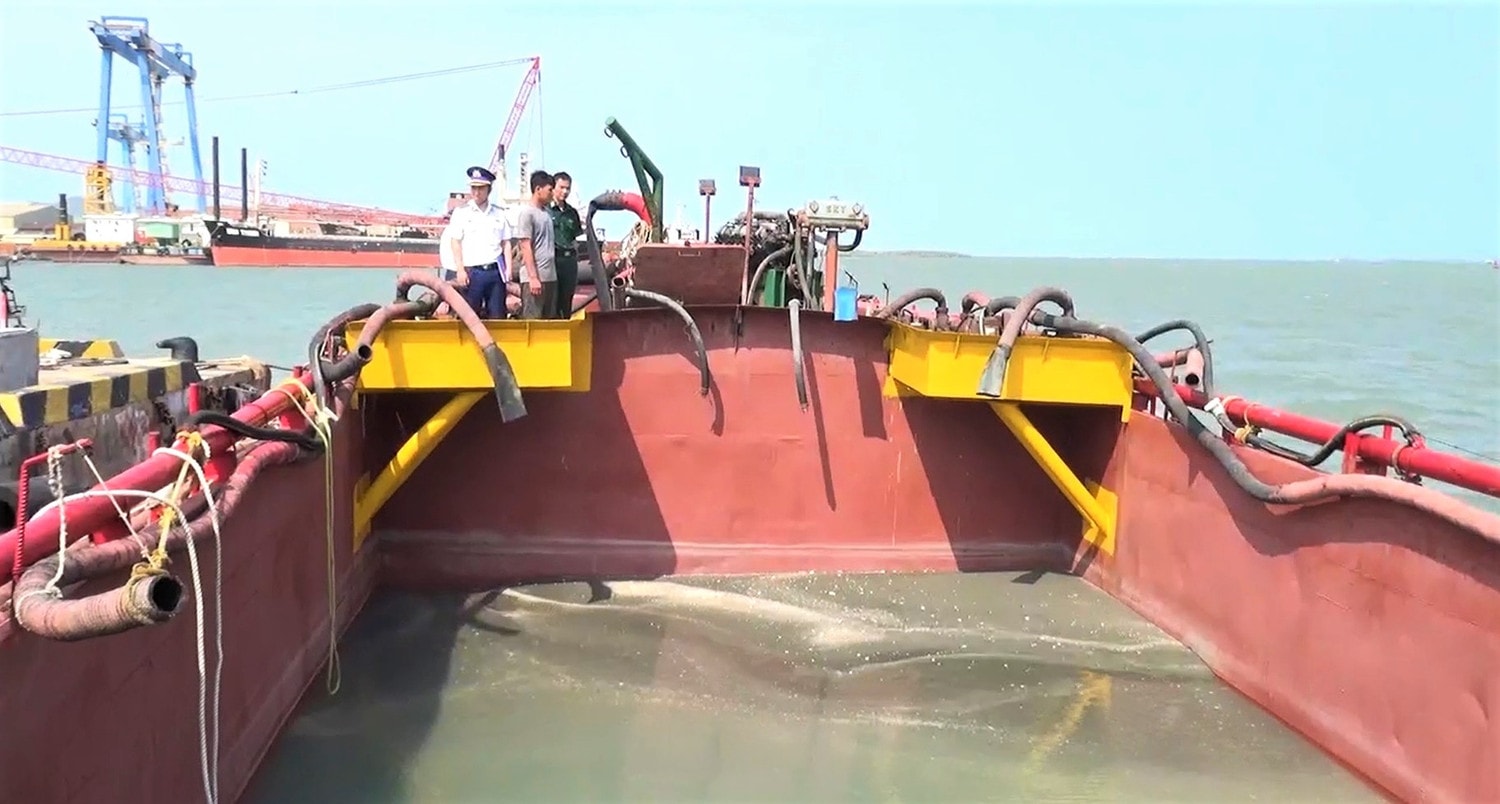 Tạm giữ sà lan chở 90 mét khối cát không rõ nguồn gốc tại Bà Rịa – Vũng Tàu -0